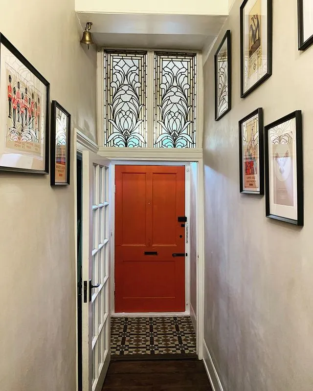 Красная крашеня стена Little Greene Heat в английском стиле