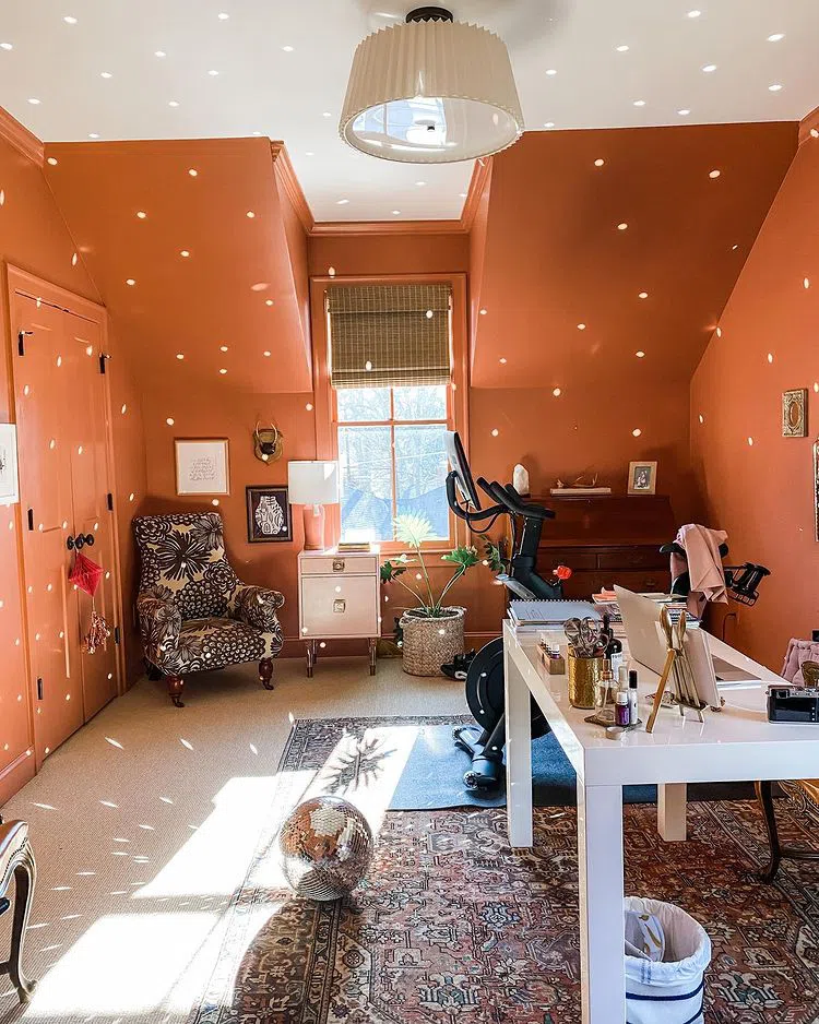 Комната с красными стенами Red Earth Farrow and Ball