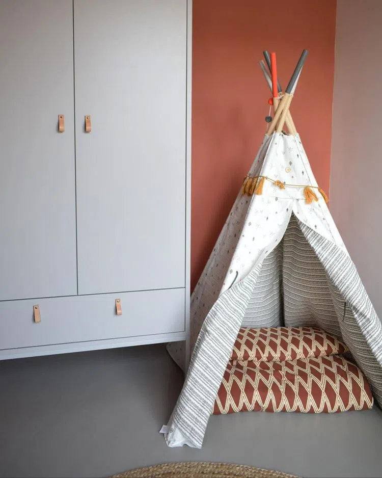 Вигвам в детской комнате со стенами Red Earth
