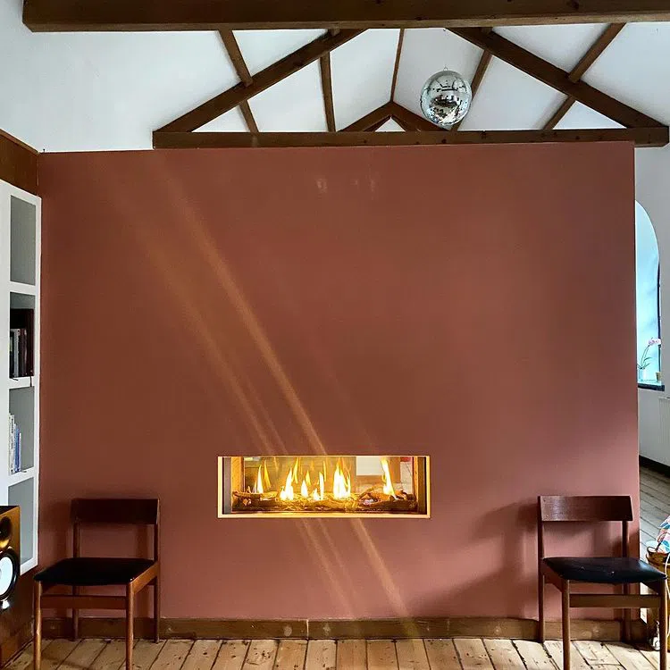 Перегородка в гостиной в цвете Farrow and Ball Red Earth