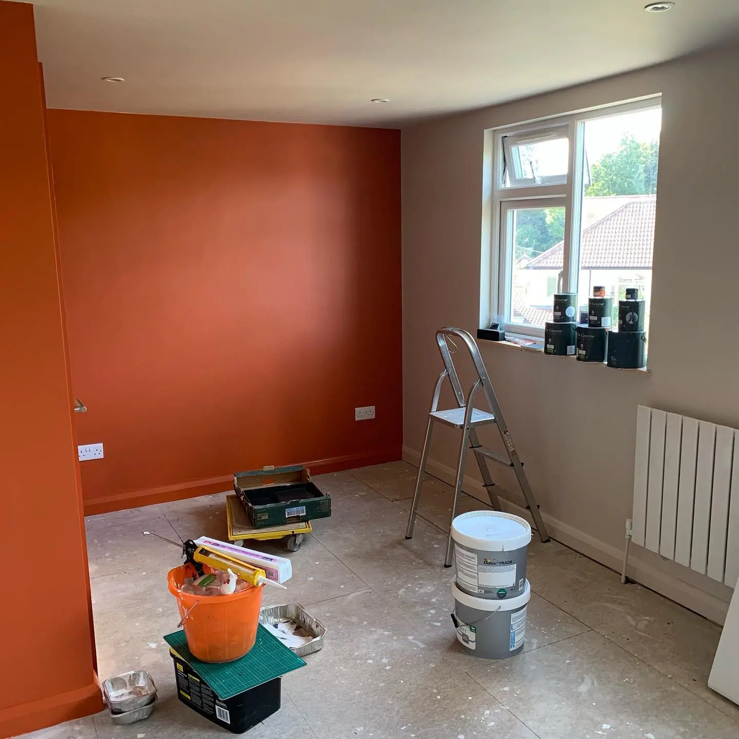 Акцентная красная стена Little Greene Heat 24