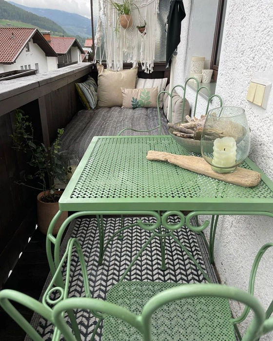 RAL 6011 крашеный стол на балконе