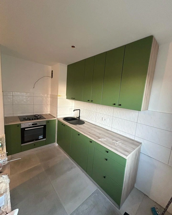 RAL 6011 зеленая кухня с ручками