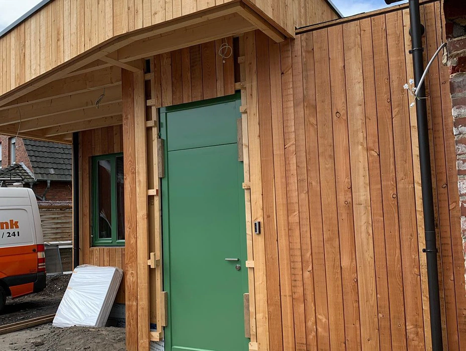 RAL 6011 входная дверь в частном доме