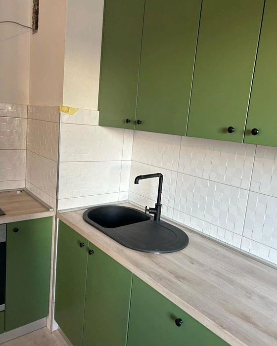 RAL 6011 зеленые фасады на кухне