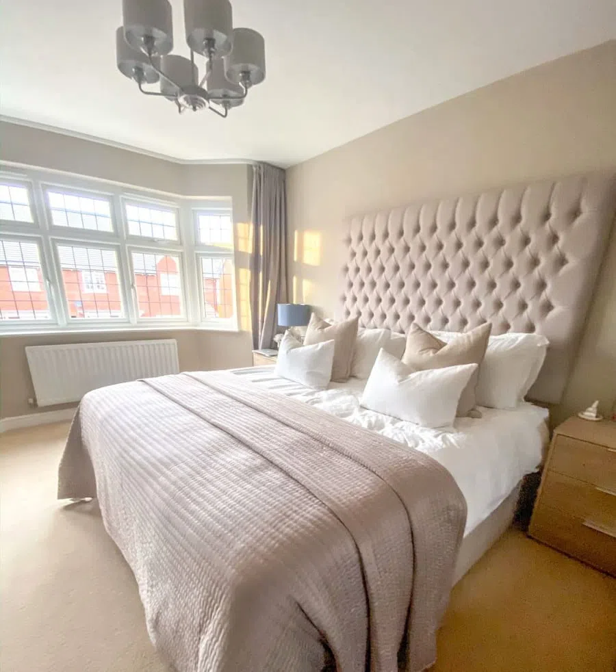 Спальная с кроватью с мягким подголовником и цветом Rolling Fog 143