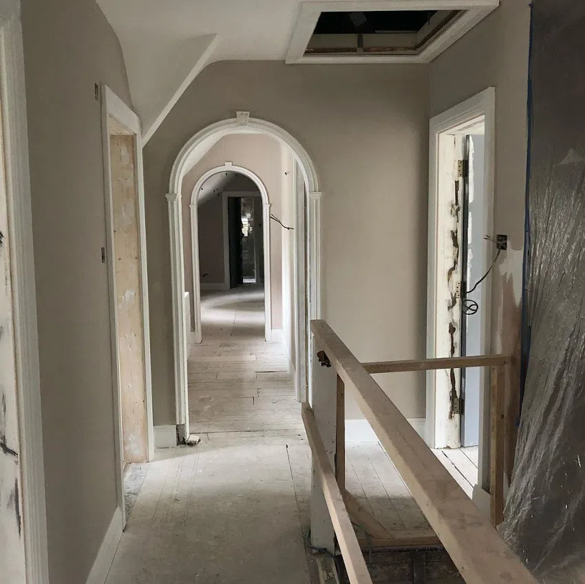 Коридор с полукруглыми арками и стенами Rolling Fog 143