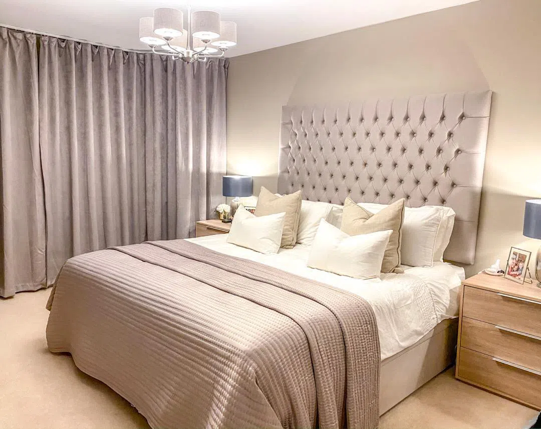 Спальная с бежевыми стенами Little Greene Rolling Fog 143