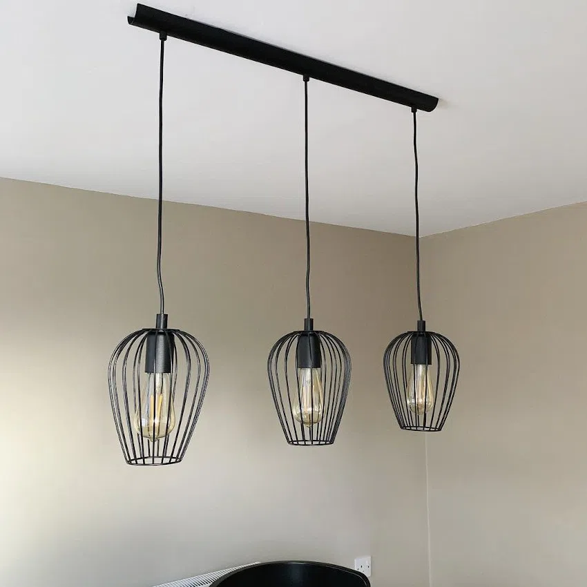 Черные подвесные светильники и стены Little Greene Rolling Fog