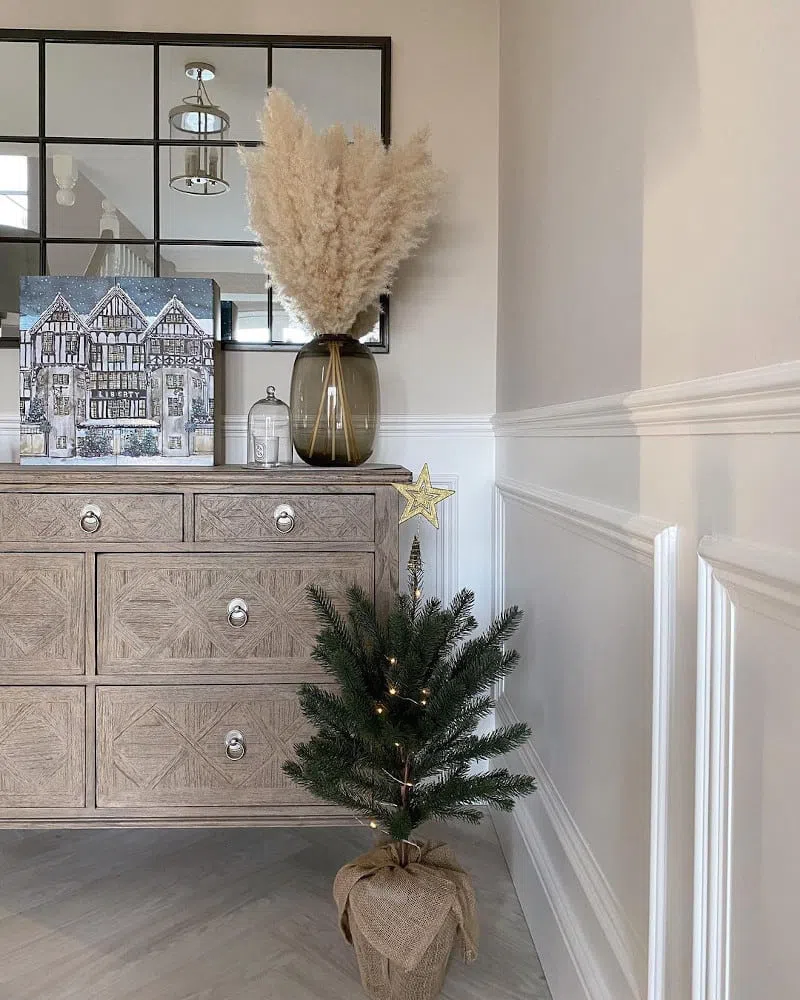 Светлые бежевые стены Rolling Fog Pale в классическом интерьере