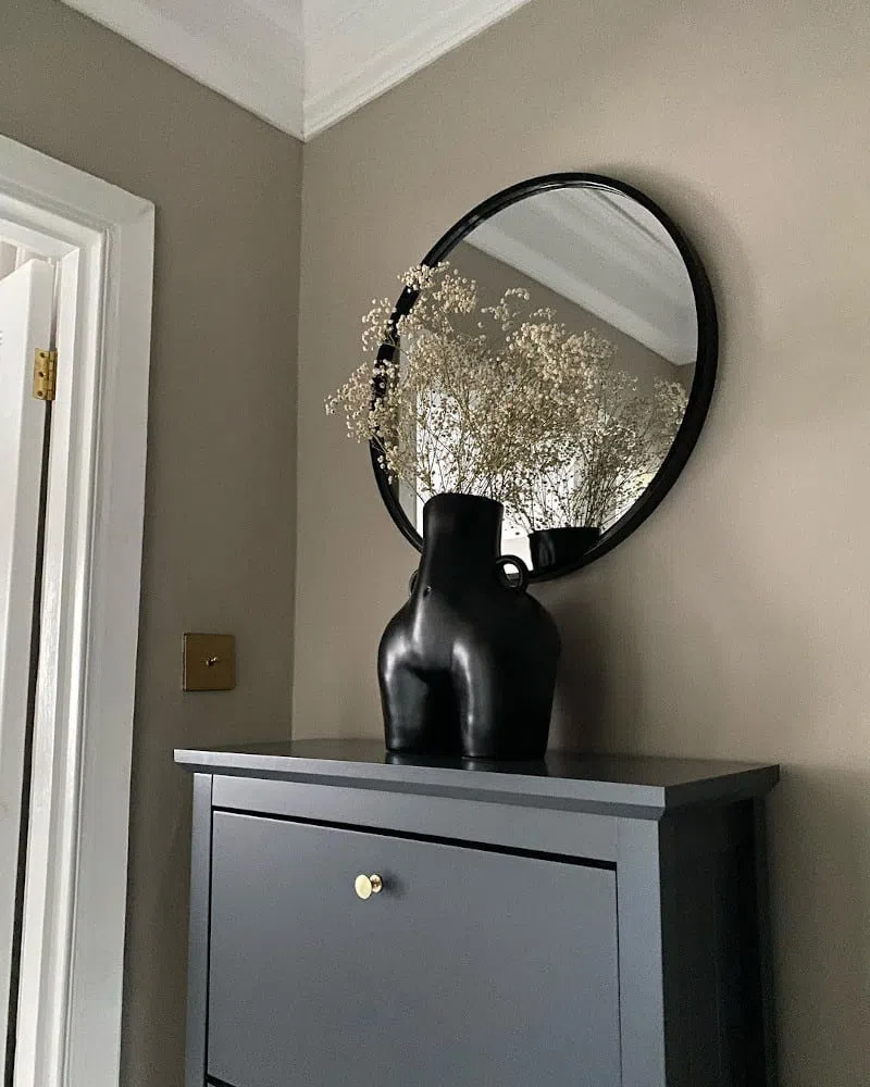 Бежевые стены Little Greene Rolling Fog и черная мебель