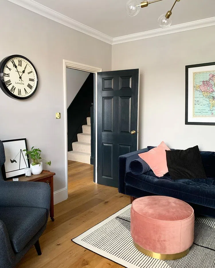 Светло-серый интерьер с розовым бархатом Cornforth White