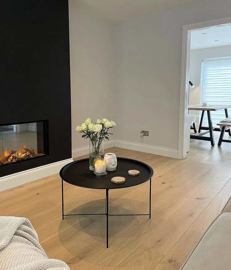 Светлый Dulux Night Jewels 6  с черной акцентной стеной