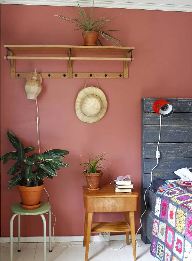 Спальная с розовыми стенами V418 Рустика