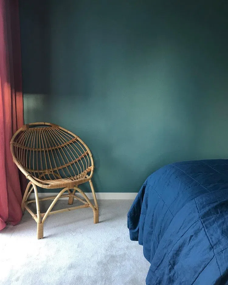 Интерьер с темными аквамариновыми стенами S440