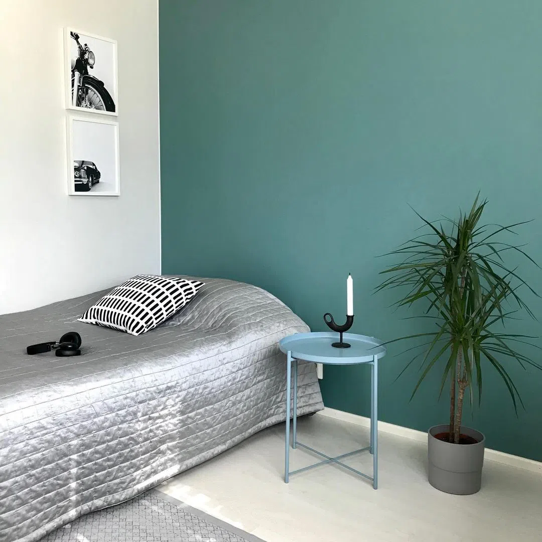 Акцентная стена в спальне Tikkurila S440