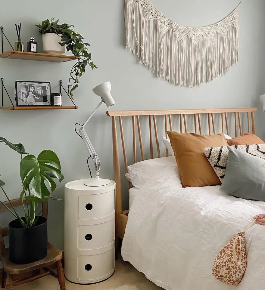 Бохо спальная с плетенным декором и фисташковым цветом Salix