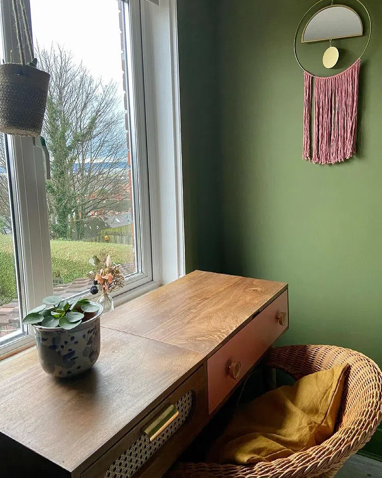 Бохо интерьер с зелеными стенами Sap Green Farrow and Ball