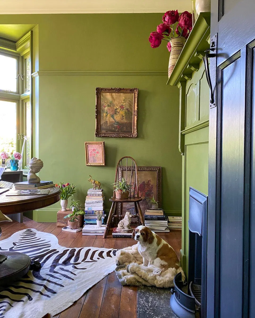 Эклектичный викторианский интерьер Sap Green Farrow and Ball