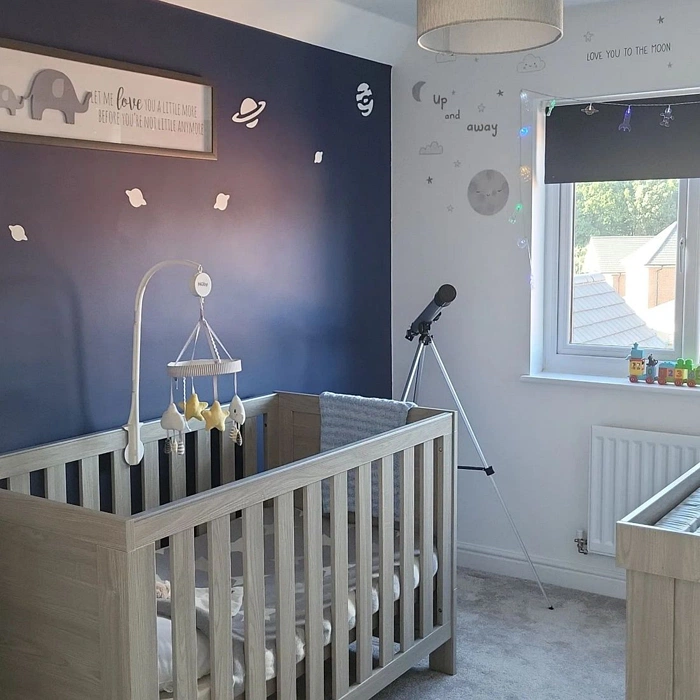 Dulux Sapphire springs 1 50BB 08/171 акцентная стена в детской