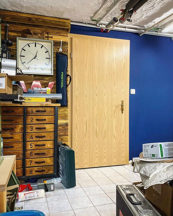 RAL 5003 синяя стена в коридоре