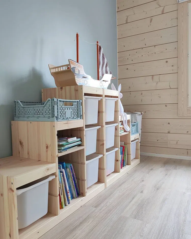 Сочетание светлого дерева с сучками и голубых стен Секрет