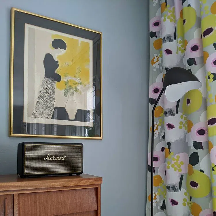 Интерьер в стиле 80-х с голубой стеной Тиккурила X438