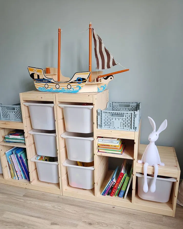 Детская в скандинавском стиле Хюгге с теплыми голубыми стенами