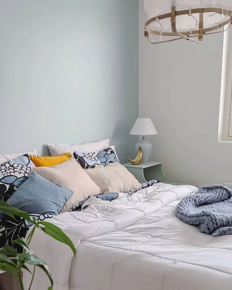 Интерьер спальни с нежной голубой стеной Tikkurila Секрет