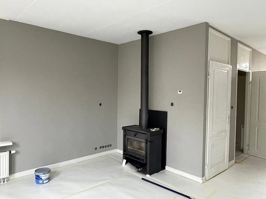 Серый шёлк RAL 7044 на стенах