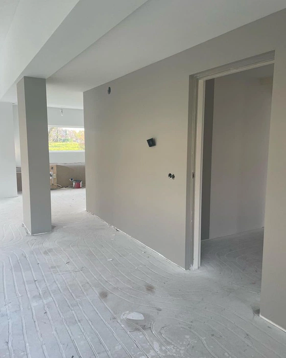 Серый шёлк RAL 7044 на стенах