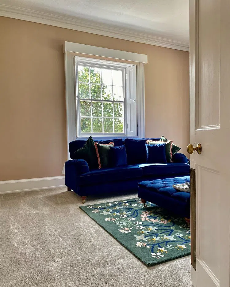 Персиковая гостиная Setting Plaster. с синим диваном