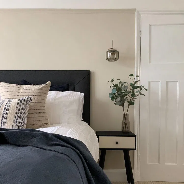 Фото интерьера бежевой спальни Shaded White Farrow and Ball