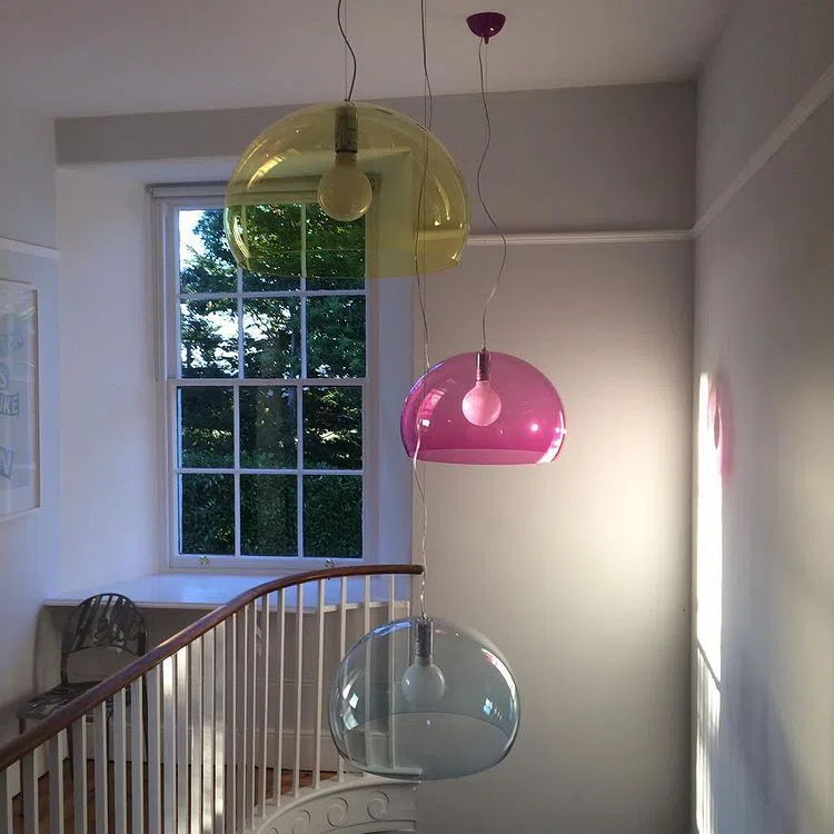 Светлый серый Shallows 223 с прозрачными цветными плафонами