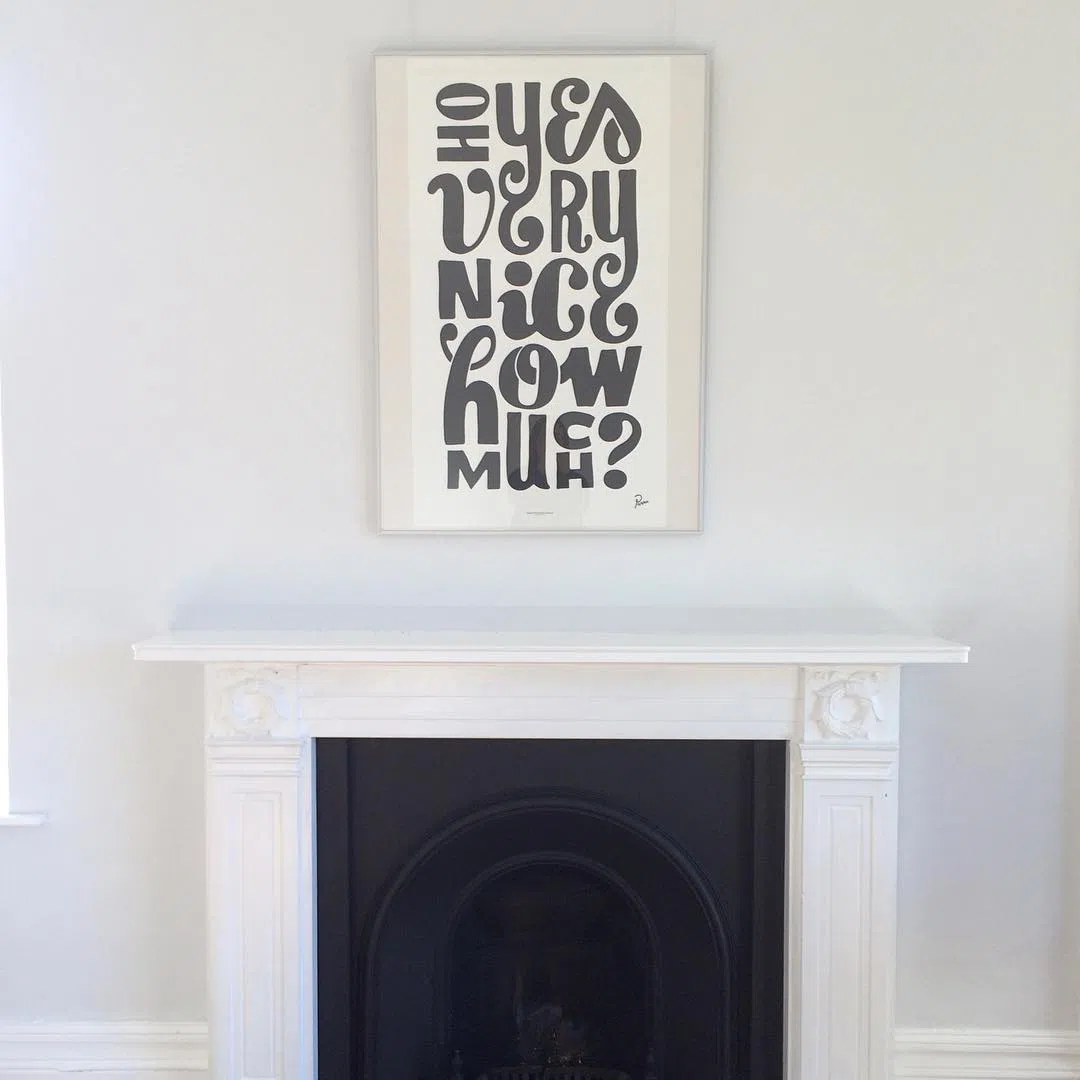 Светлые серые стены Shallows 223 и постер