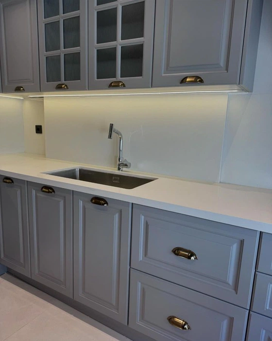  Signal grey на фасадах кухни