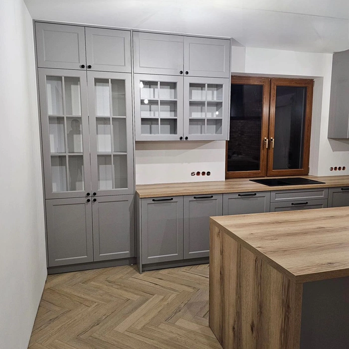 RAL Classic RAL 7004 на фасадах кухни