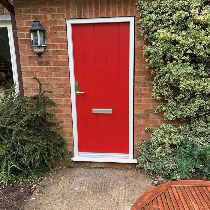 RAL 3001 красная входная дверь