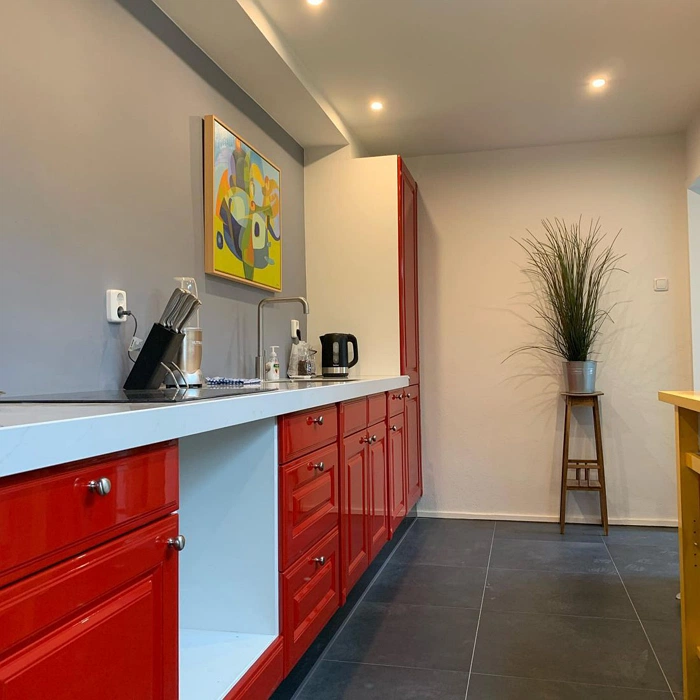 RAL 3001 красные фасады кухни