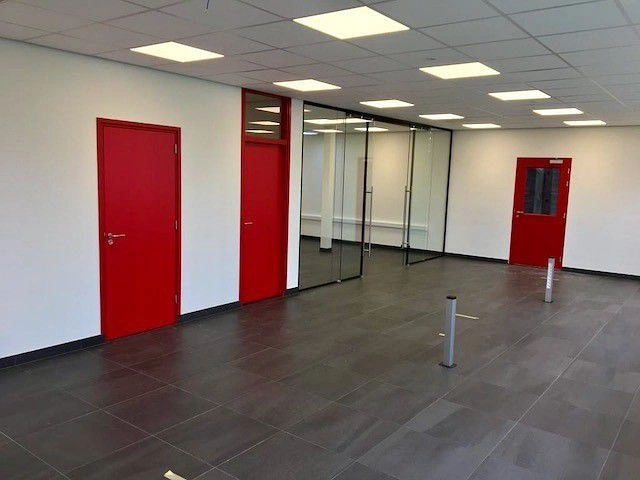 RAL 3001 красные двери в офисе