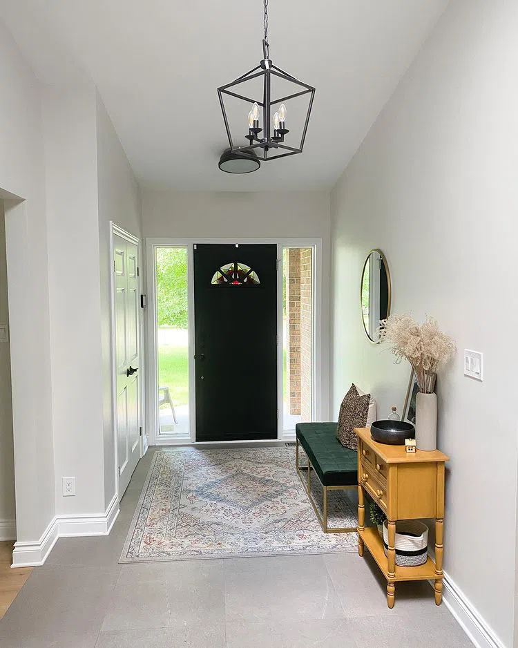 Скандинавский интерьер с светлыми стенами Silver Satin пример