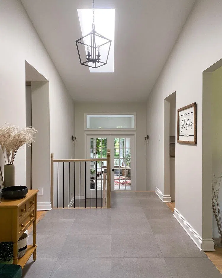 Ремонт с светлым серым цветом Silver Satin Benjamin Moore