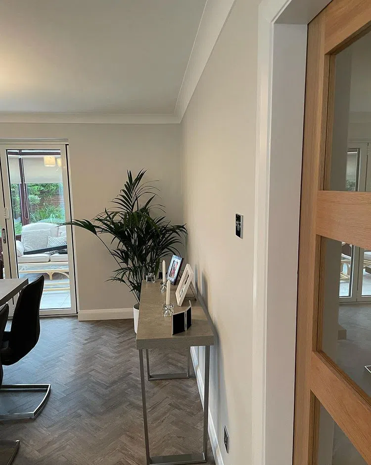 Светлый Silver Satin OC-26 Benjamin Moore реальное фото в интерьере