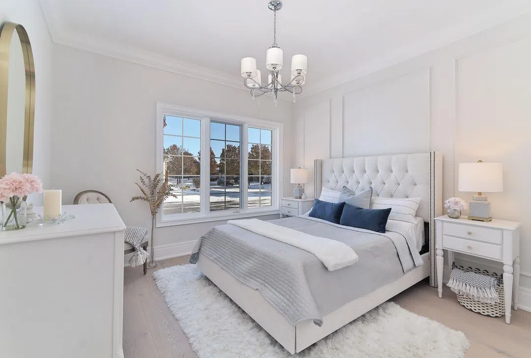 Спальная с светлыми стенами Benjamin Moore Silver Satin