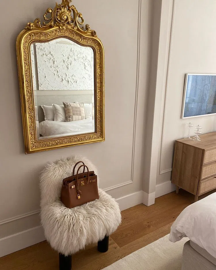 Классический интерьер с молдингами и бежевым Skimming Stone