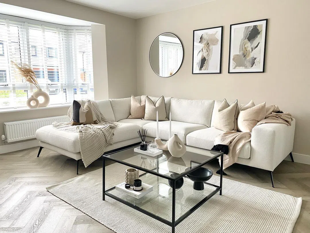 Скандинавский интерьер с белым диваном и цветом greige