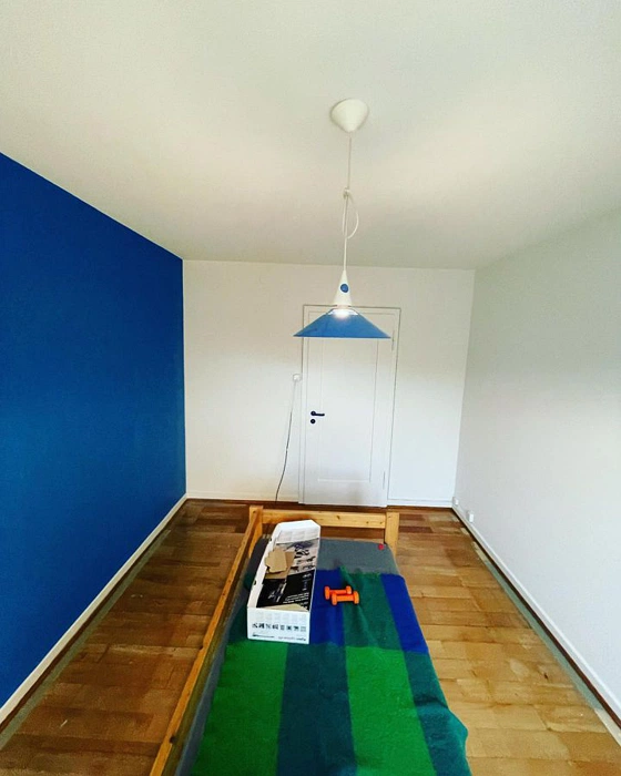 RAL 5015 на акцентной стене