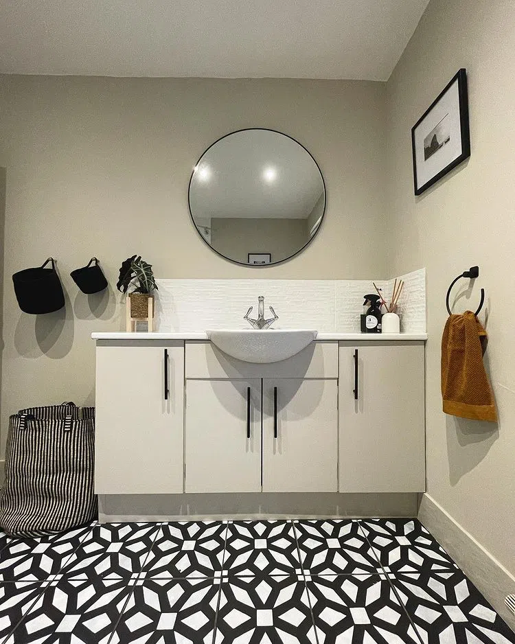 Бежевые стены в ванной с черно-белой плиткой с орнаментом