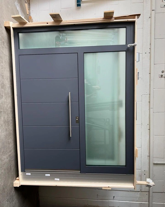 RAL 7015 серая входная дверь