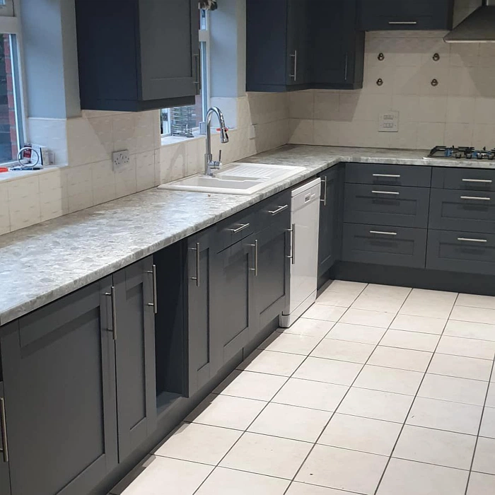 RAL 7015 темно-серые фасады кухни